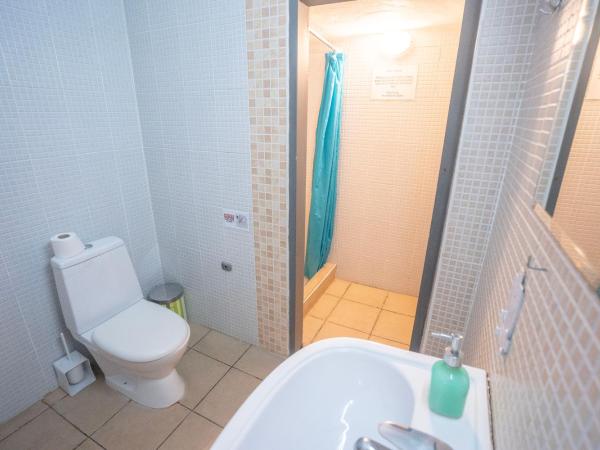 RentRooms Thessaloniki : photo 3 de la chambre chambre privée avec 6 lits