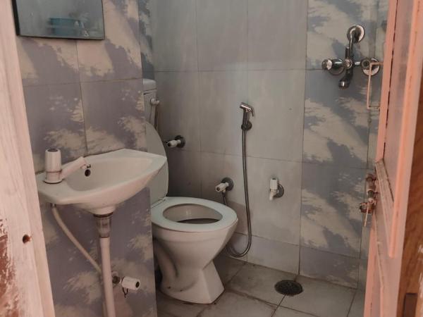 House No 87A : photo 7 de la chambre chambre double avec salle de bains privative