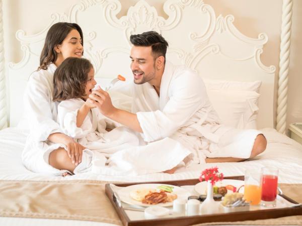 Fairmont Jaipur : photo 5 de la chambre fairmont gold twin room cocktail hours at club lounge, butler on call,complimentary 02 pint of beer per room per stay, 20% off on spa,f&b and laundry, evening rituals shaam-e-khaas, happy hours ( buy 1 get 1) at anjum bar on selected beverages.