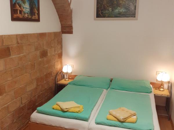 HappyHostel : photo 2 de la chambre petite chambre double avec salle de bains commune