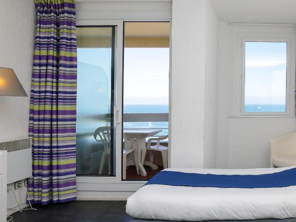 Résidence Victoria Surf : photo 8 de la chambre studio côté mer avec balcon