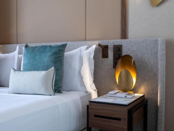 InterContinental Paris Champs Elysées Etoile, an IHG Hotel : photo 8 de la chambre chambre lit queen-size classique avec balcon