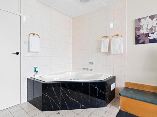 Adelaide International Motel : photo 1 de la chambre chambre familiale avec baignoire spa