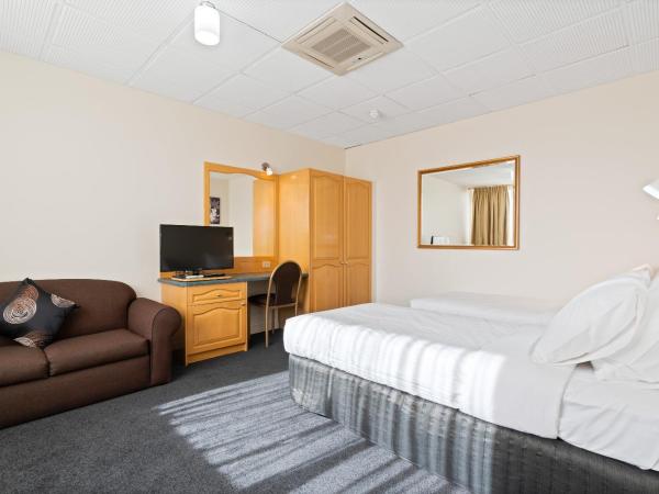 Adelaide International Motel : photo 2 de la chambre chambre familiale avec baignoire spa