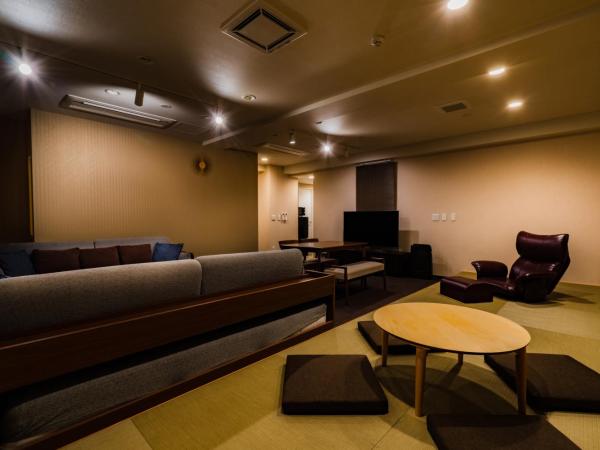 Randor Residence Susukino Suites : photo 3 de la chambre suite lit king-size avec baignoire spa