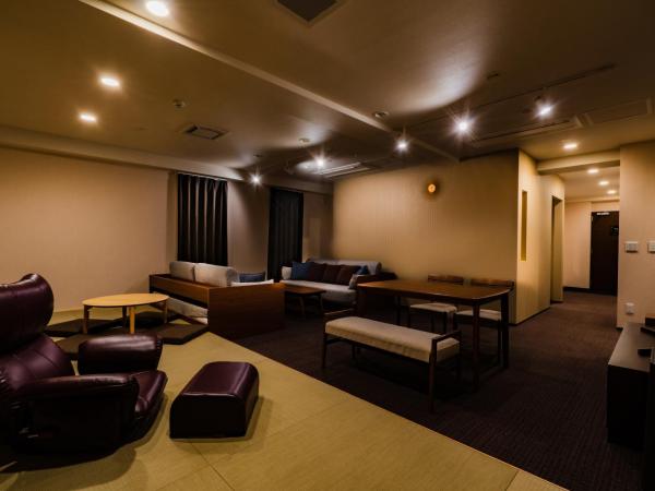 Randor Residence Susukino Suites : photo 1 de la chambre suite lit king-size avec baignoire spa
