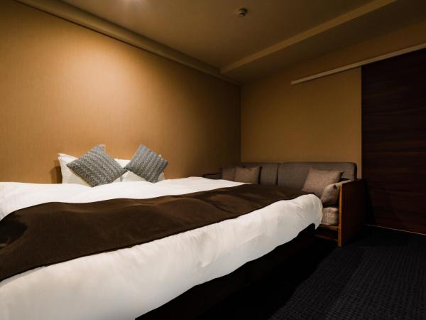 Randor Residence Susukino Suites : photo 5 de la chambre suite lit king-size avec baignoire spa