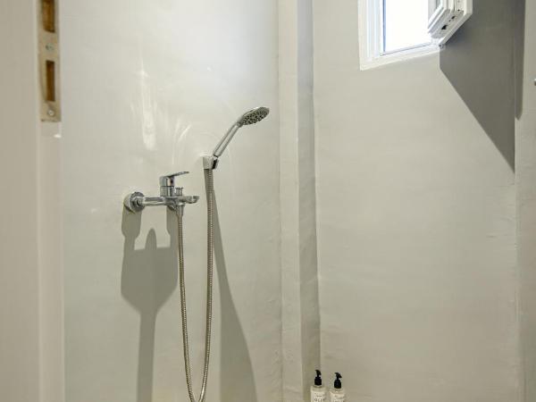 Central Hostel Oia : photo 2 de la chambre lit superposé dans dortoir mixte