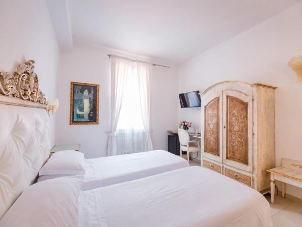 Residenza Due Torri check in presso HOTEL CENTRALE Vicolo Cattani 7 : photo 6 de la chambre chambre double ou lits jumeaux