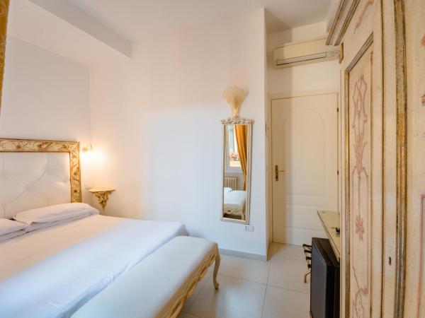 Residenza Due Torri check in presso HOTEL CENTRALE Vicolo Cattani 7 : photo 3 de la chambre chambre double ou lits jumeaux