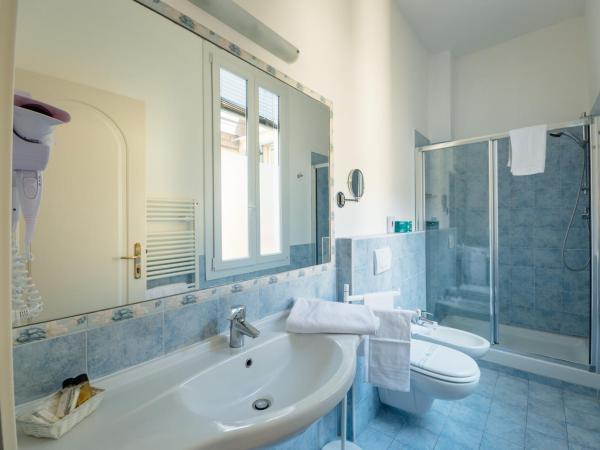 Residenza Due Torri check in presso HOTEL CENTRALE Vicolo Cattani 7 : photo 2 de la chambre chambre double ou lits jumeaux