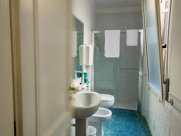 Residenza Due Torri check in presso HOTEL CENTRALE Vicolo Cattani 7 : photo 3 de la chambre chambre triple