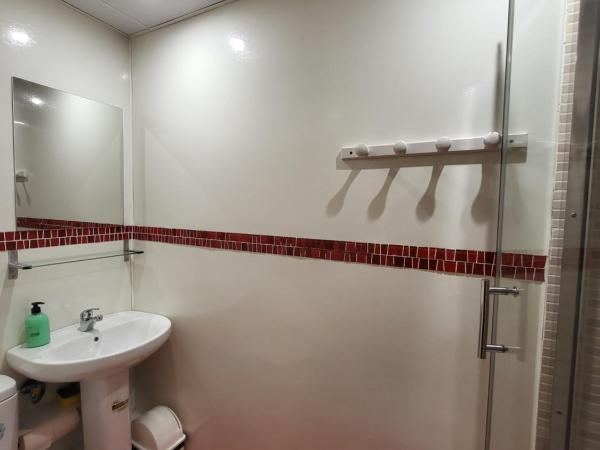 Barcelona Rooms 294 : photo 3 de la chambre chambre simple avec salle de bains privative