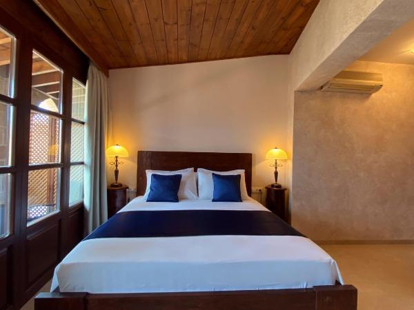 S.Nikolis' Historic Boutique Hotel : photo 2 de la chambre chambre double - vue sur vieille ville et cour