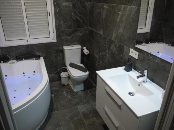 Cozy Rooms - BAÑERA HIDROMASAJE : photo 1 de la chambre suite avec jacuzzi