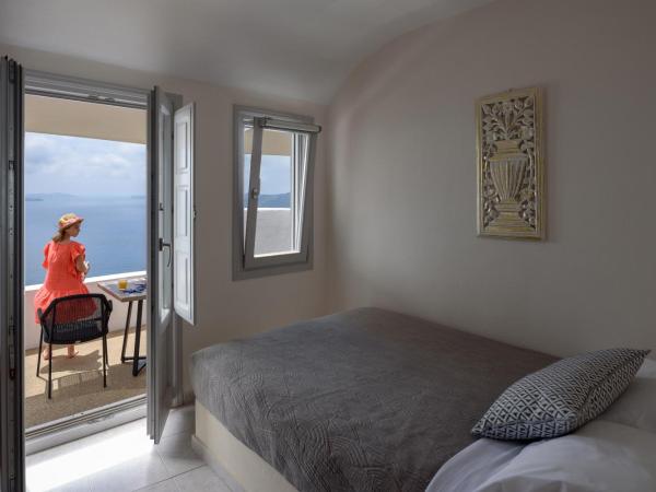 Strogili : photo 2 de la chambre chambre double supérieure avec balcon - vue sur la caldeira