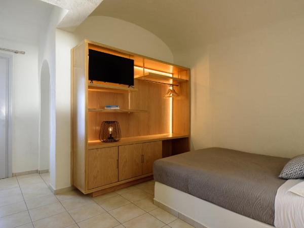 Strogili : photo 1 de la chambre family cave villa with hot tub and caldera view (2-4 adults)