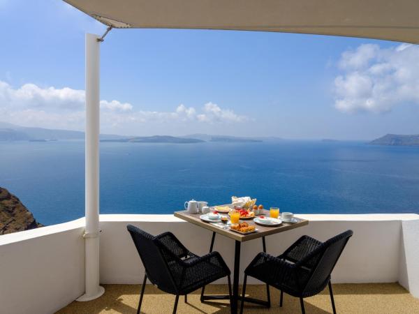 Strogili : photo 7 de la chambre chambre double supérieure avec balcon - vue sur la caldeira