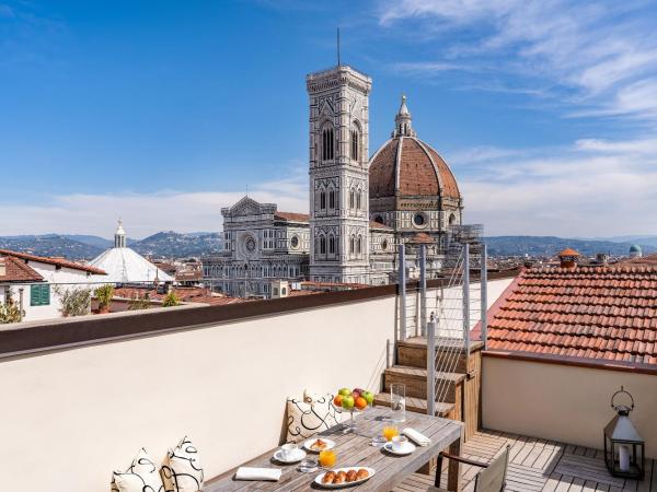 Repubblica Firenze Luxury Apartments | UNA Esperienze : photo 5 de la chambre hébergement décloisonné avec terrasse panoramique - vue sur duomo
