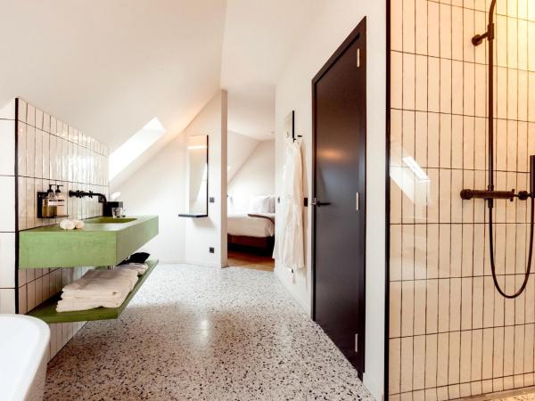 U Eat & Sleep Antwerp : photo 1 de la chambre chambre double supérieure avec baignoire et douche à effet pluie