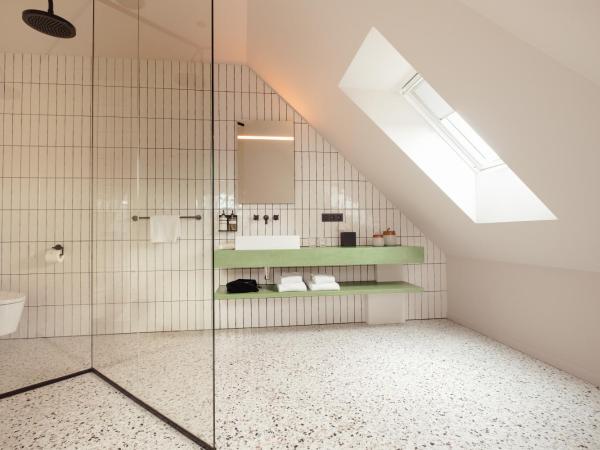 U Eat & Sleep Antwerp : photo 8 de la chambre chambre double deluxe avec douche à effet pluie