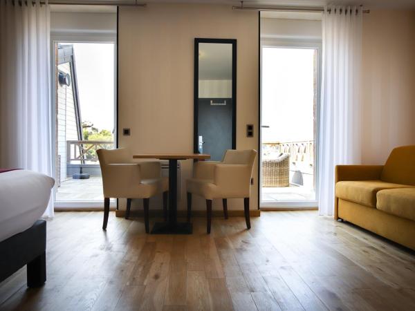 Logis Hôtel Saint Guirec Et De La Plage : photo 1 de la chambre chambre triple - vue sur mer