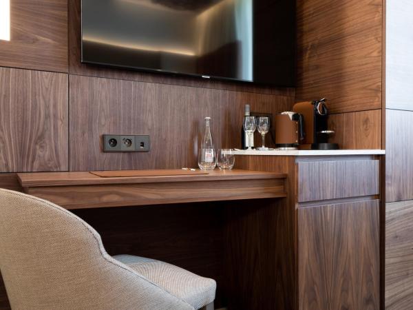 InterContinental Paris Champs Elysées Etoile, an IHG Hotel : photo 3 de la chambre chambre lit queen-size classique avec balcon