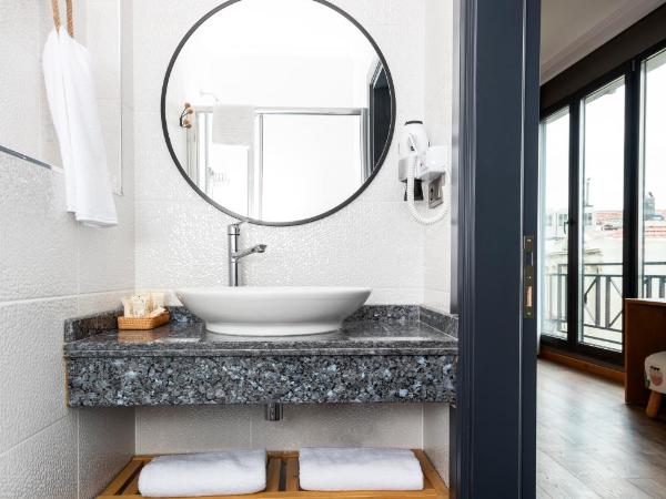 Istanbul Old City Colorful Houses Balat PETRION Hotel : photo 8 de la chambre suite lit queen-size avec baignoire spa