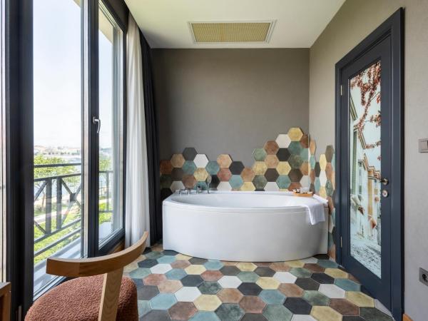 Istanbul Old City Colorful Houses Balat PETRION Hotel : photo 2 de la chambre suite lit queen-size avec baignoire spa