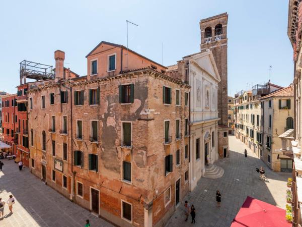 H10 Palazzo Canova : photo 1 de la chambre chambre double ou lits jumeaux supérieure avec vue sur ville