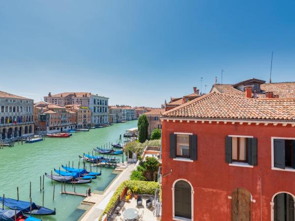 H10 Palazzo Canova : photo 6 de la chambre chambre double de luxe avec vue partielle sur le canal