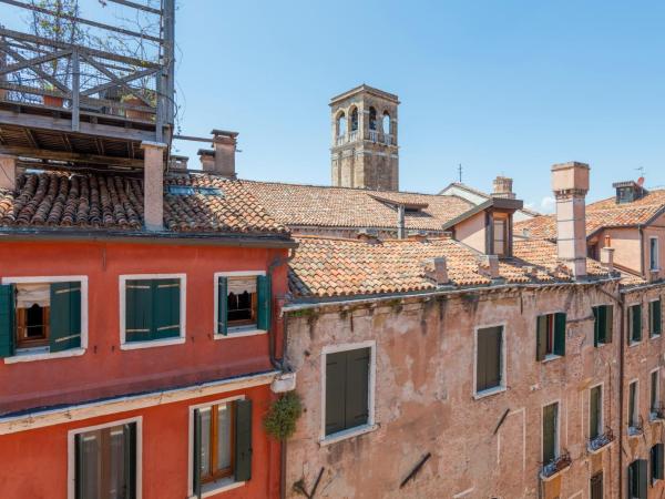 H10 Palazzo Canova : photo 2 de la chambre chambre double ou lits jumeaux supérieure avec vue sur ville