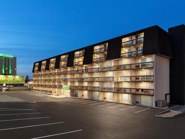 Wyndham Garden Niagara Falls Fallsview : photo 2 de la chambre chambre deluxe avec 2 lits queen-size et balcon - non-fumeurs - tour b