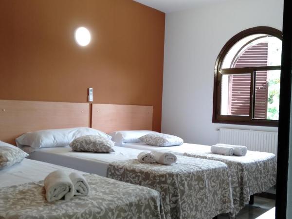 New Hortaleza Coliving : photo 5 de la chambre chambre triple basique avec salle de bains commune