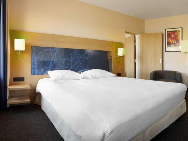 Park Inn by Radisson Liege Airport : photo 1 de la chambre chambre supérieure