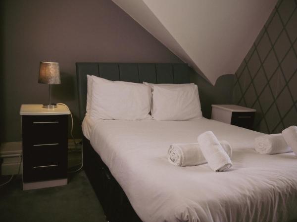 Hotel Anfield : photo 3 de la chambre chambre triple avec salle de bains privative