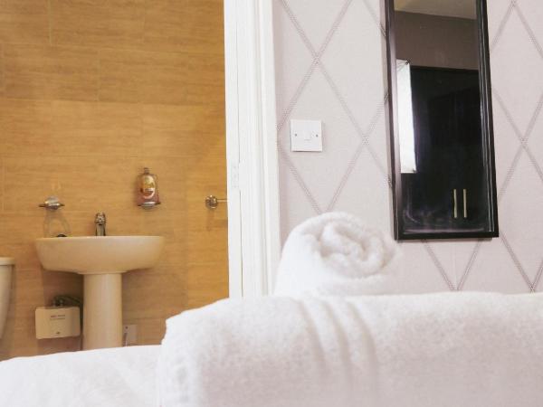 Hotel Anfield : photo 8 de la chambre chambre triple avec salle de bains privative
