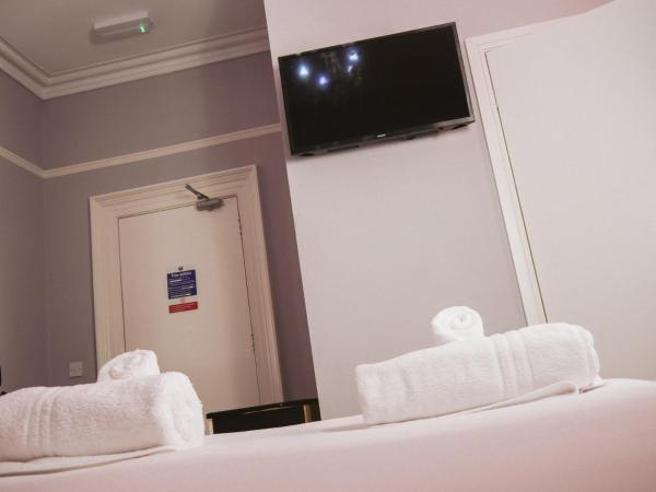 Hotel Anfield : photo 6 de la chambre chambre familiale avec salle de bains privative