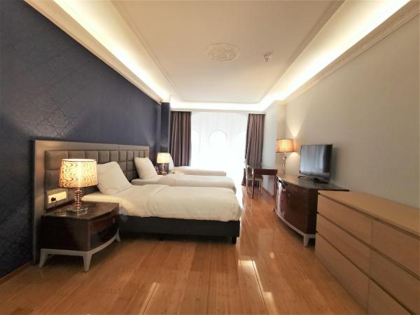 Chasse Hotel : photo 1 de la chambre chambre triple supérieure avec balcon