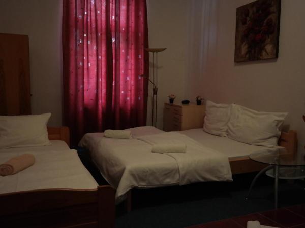 Hotel Praha Club bed & breakfast : photo 3 de la chambre chambre triple avec baignoire