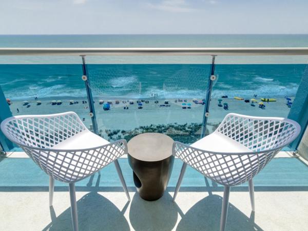 Crown Reef Beach Resort and Waterpark : photo 5 de la chambre suite lit king-size avec balcon