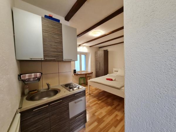 Rooms & Studio Apartments Šibenik : photo 3 de la chambre studio lit queen-size
