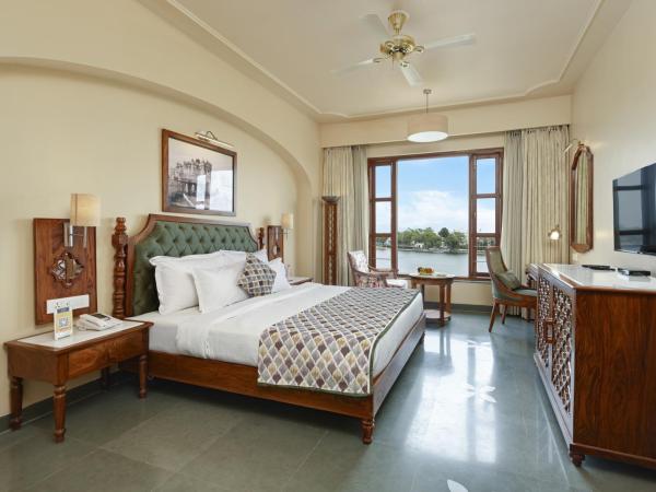 Brahma Niwas - Best Lake View Hotel in Udaipur : photo 4 de la chambre chambre lit king-size - vue sur lac