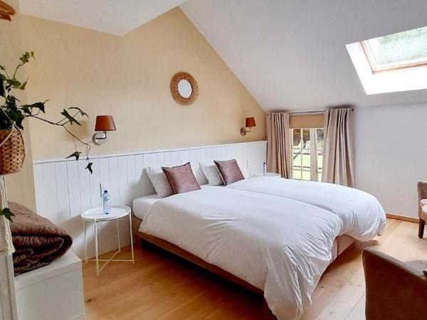 La Ferme du Soyeuru : photo 4 de la chambre chambre double ou lits jumeaux - vue sur jardin