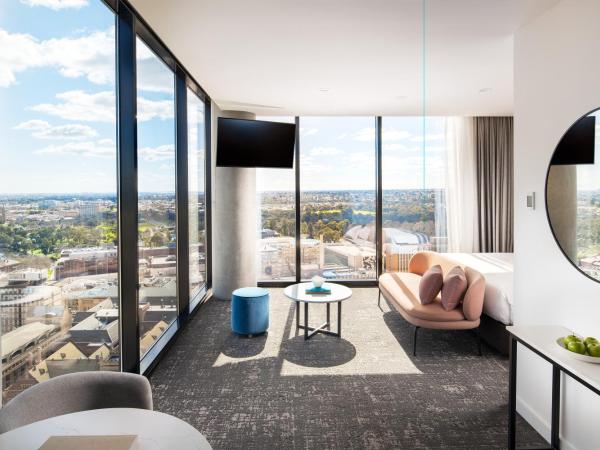 Crowne Plaza Adelaide, an IHG Hotel : photo 7 de la chambre suite junior lit king-size - vue sur ville