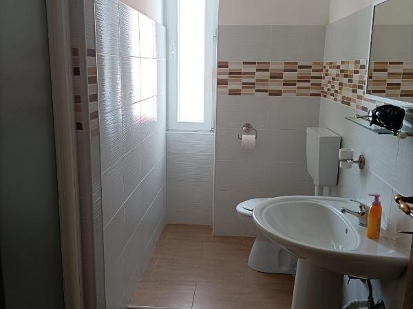 Mony's Island B&B : photo 7 de la chambre chambre triple avec salle de bains privative séparée