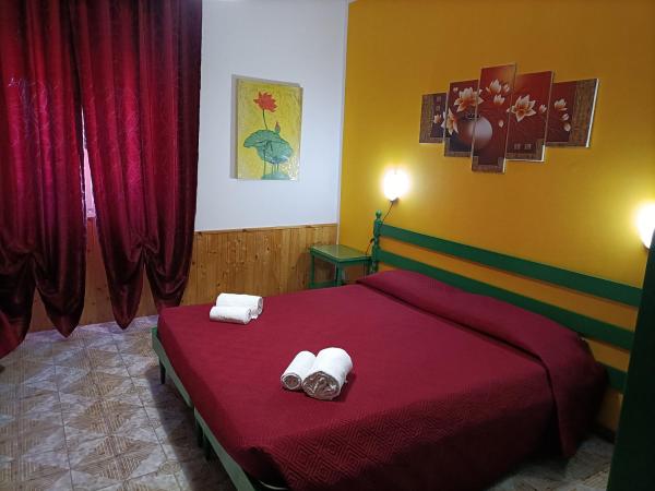 Mony's Island B&B : photo 1 de la chambre chambre triple avec salle de bains privative séparée