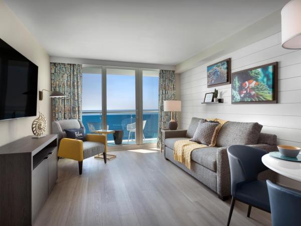 Crown Reef Beach Resort and Waterpark : photo 2 de la chambre suite lit king-size avec balcon