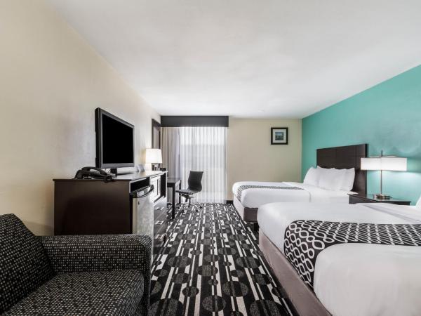 Days Inn by Wyndham Oklahoma City Bricktown : photo 4 de la chambre hébergement avec 2 lits queen-size et baignoire avec barres d’appui - accessible aux personnes à mobilité réduite - non-fumeurs