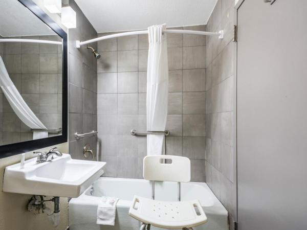Days Inn by Wyndham Oklahoma City Bricktown : photo 3 de la chambre hébergement avec 2 lits queen-size et baignoire avec barres d’appui - accessible aux personnes à mobilité réduite - non-fumeurs